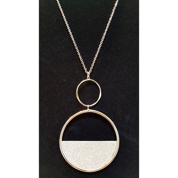 Jewelry - Gorgeous Silver Doble Circle Pendant Necklace